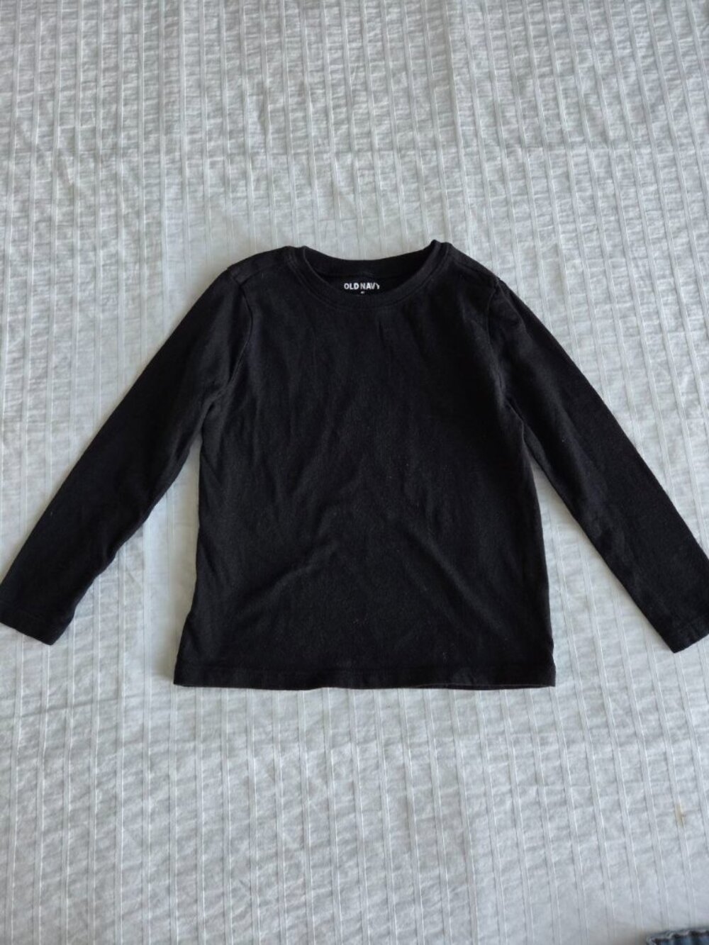 Old Navy Boys Long Sleeve T-Shirt Black Size 4T 100% Cotton Basic Crew Neck - Picture 2 of 8